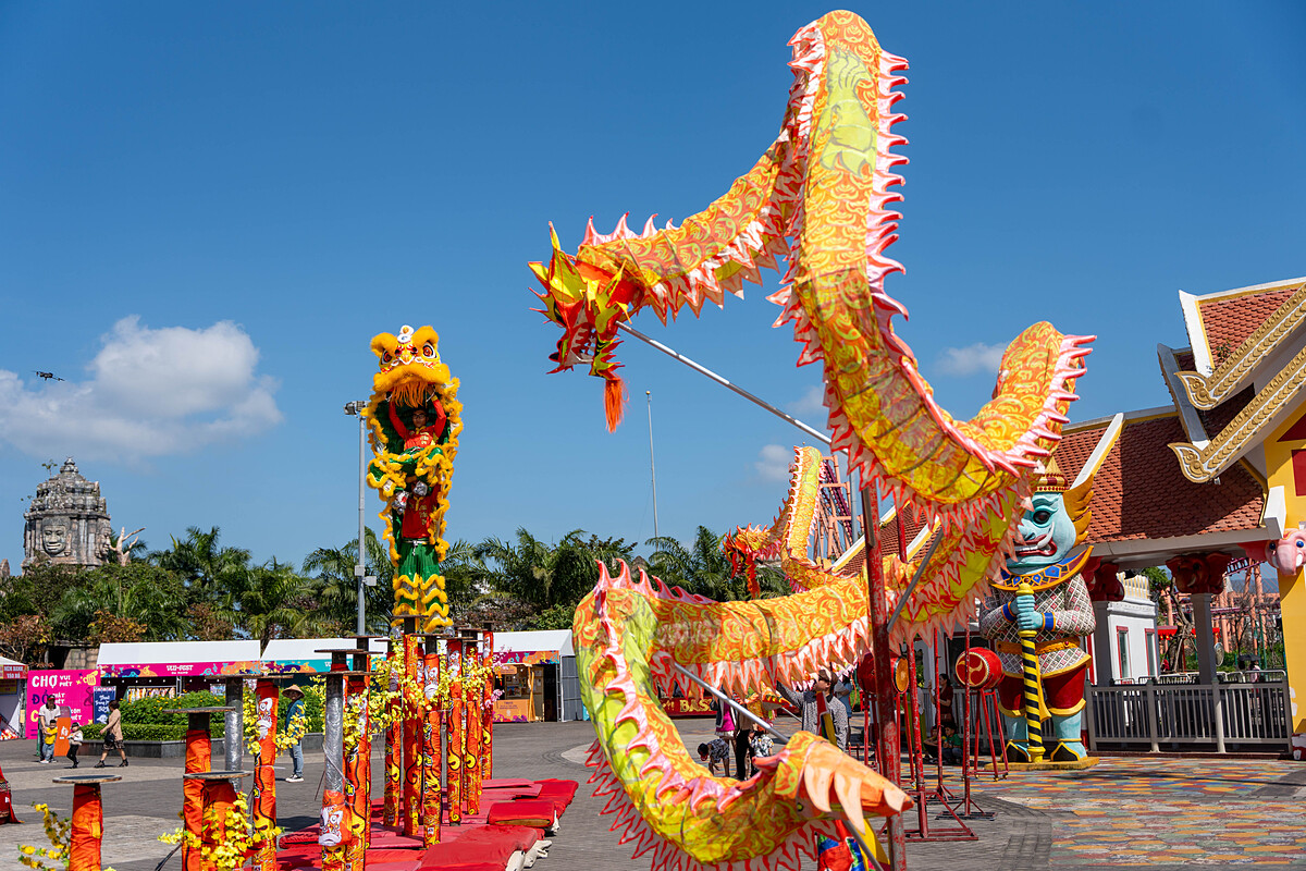 Da Nang Downtown “chiêu đãi” màn trình diễn lân sư rồng Mai Hoa Thung.