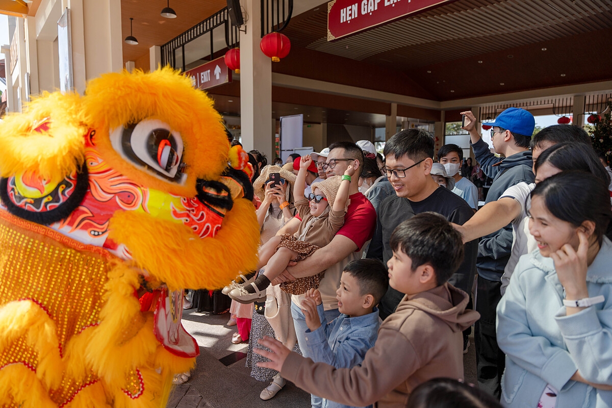Các hoạt động khách hút khách quốc tế còn có chợ Tết Vui Phết với hơn 50 gian hàng ẩm thực, đồ thủ công, trò chơi dân gian.