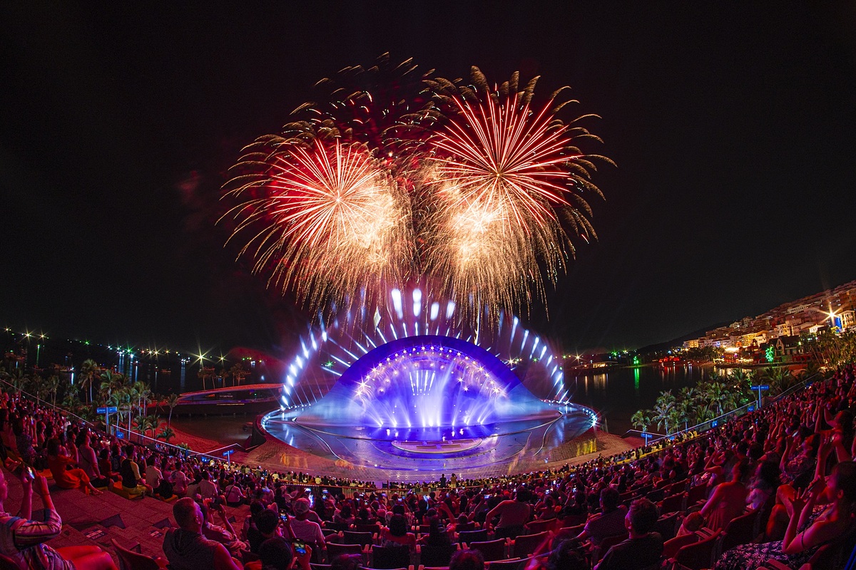 Pháo hoa tầm cao kết hợp cùng biểu diễn nghệ thuật đa phương tiện tại show Kiss Of The Sea thu hút hàng ngàn khách Tây tới xem mỗi đêm.