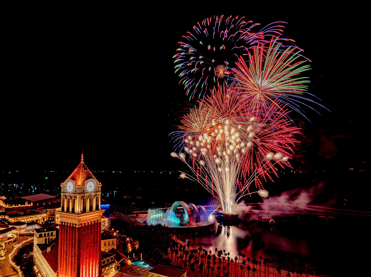 Symphony of the sea mang đến tiết mục trình diễn mãn nhãn với pháo nước lần đầu tiên có mặt trong một show diễn tại Việt Nam.