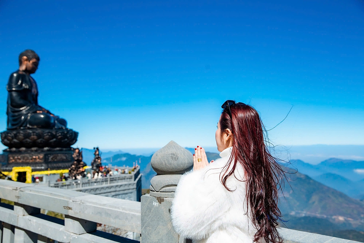 Đại tượng Phật A Di Đà và quần thể các ngôi chùa linh thiêng nằm ở độ cao từ 2.900 m đến 3.143 m.