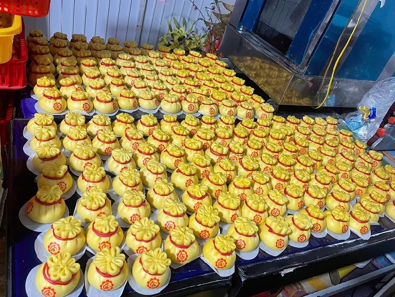 Bánh bao hình hũ vàng đắt hàng trước ngày vía Thần Tài.
