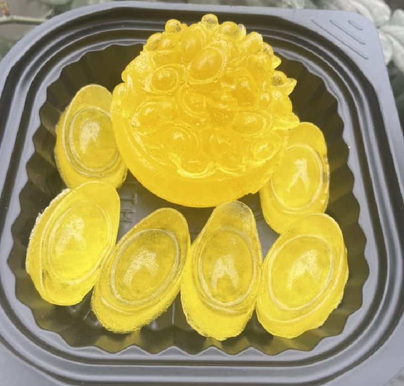 Thạch rau câu hình thỏi vàng cũng là đồ lễ hút khách dịp này.