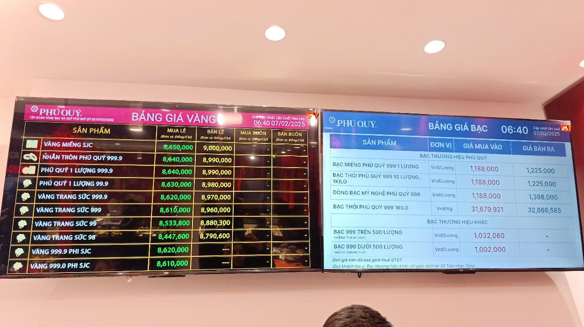 Mở phiên giao dịch sáng ngày vía Thần Tài, Công ty Vàng bạc Đá quý Phú Quý niêm yết giá vàng miếng SJC ở mức 9 triệu đồng/lượng, đến đầu phiên giao dịch chiều tăng thêm 300.000 đồng/lượng.