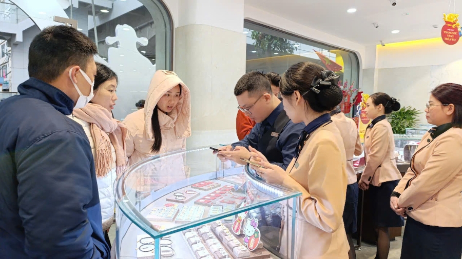 Đa phần người dân chỉ mua một lượng vàng nhỏ, một vài chỉ để cầu may, không nhiều người mua lượng vàng lớn, do giá quá cao.