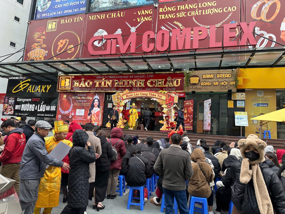 12h trưa ngày 7/2, người dân vẫn xếp hàng mua vàng tại Bảo Tín Minh Châu.