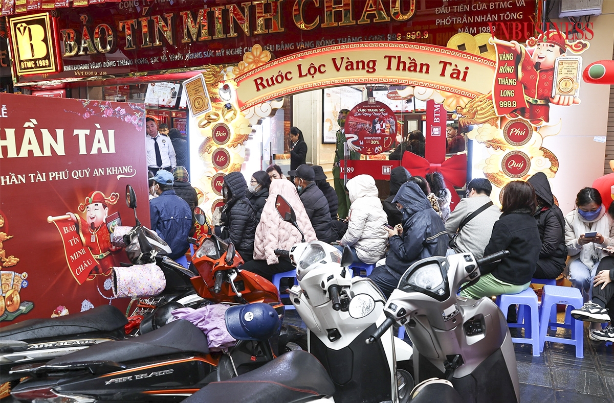 Theo ghi nhận, tại một số cơ sở kinh doanh vàng lớn trên địa bàn TP Hà Nội, rất đông người dân xếp hàng chờ đến lượt để mua vàng từ sáng sớm. Mặc dù trời mưa rét nhưng dường như không ảnh hưởng tới quyết tâm mua vàng của người dân.