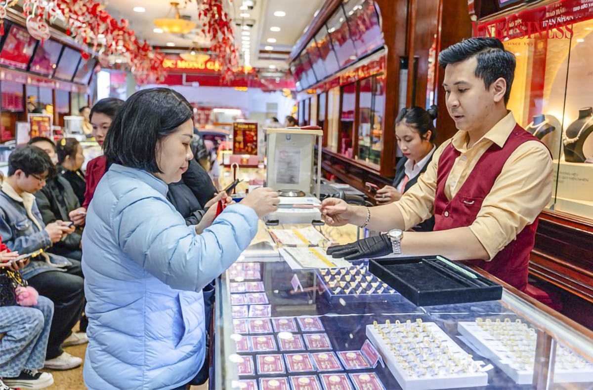 Phía bên trong, các dãy ghế dành cho khách ngồi chờ đã không còn chỗ trống.