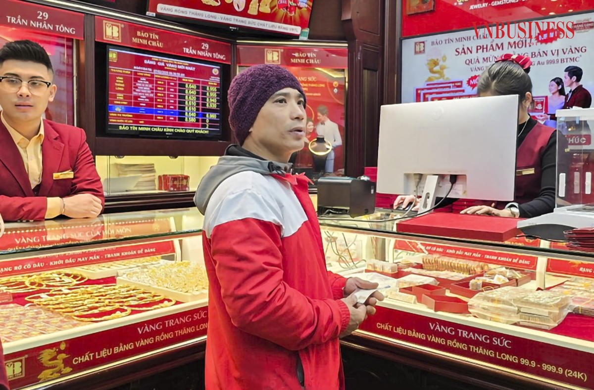 Hơn 3 giờ sáng, anh Phạm Minh Quyết &lpar;Hoàng Mai&rpar;, đã có mặt tại cửa hàng vàng trên phố Trần Nhân Tông. Năm nay tôi quyết tâm đi thật sớm để có thể trở thành người mua vàng đầu tiên trong ngày vía Thần tài, muốn xem cảm giác đó như thế nào. Năm nay tôi mua hai chỉ vàng để lấy may mắn, anh chia sẻ.