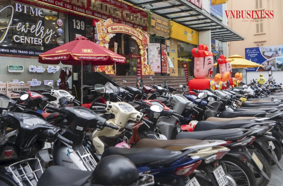 Tại một cơ sở kinh doanh vàng bạc đá quý trên đường Cầu Giấy, bãi trông xe của cơ sở này chật kín phương tiện của khách hàng tới mua vàng. Thậm chí, một số người dân phải sang tòa nhà gần đó để gửi.