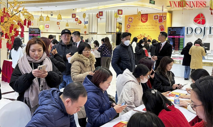 Bất chấp trời mưa rét, người dân xếp hàng dài chờ mua vàng ngày vía Thần Tài