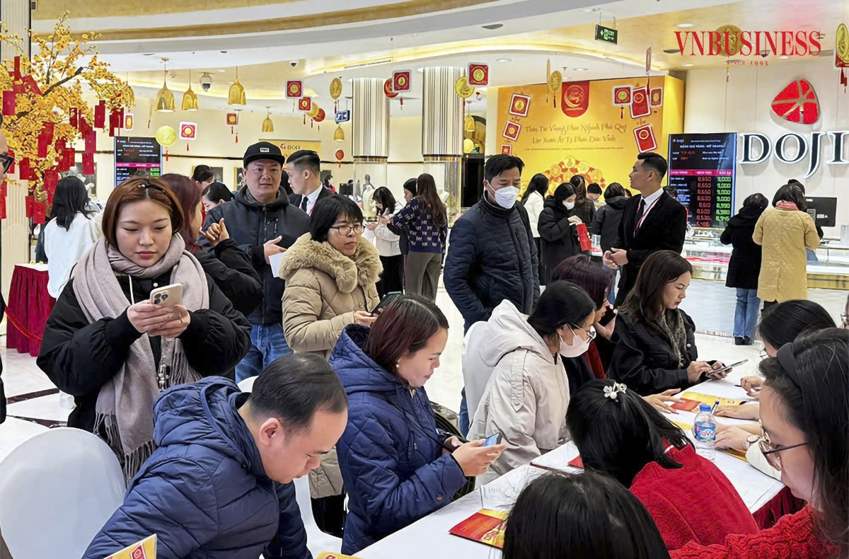 Một nhân viên bán hàng cho biết, ngay từ sáng sớm, lượng khách tới mua vàng đã rất đông, ước tính khoảng 300-400 khách. Hôm nay, từ 07:30 sáng đã kín chỗ ngồi chờ.