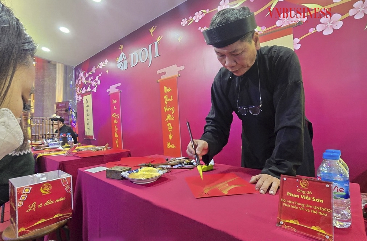 Hầu hết các cơ sở kinh doanh vàng bạc đá quý có tiếng tại Hà Nội đều trở nên rất đông đúc, để giảm tải, một số cửa hàng vàng còn bố trí những gian hàng phía bên ngoài để người dân có thể xin chữ trong thời gian đợi chờ đến lượt.