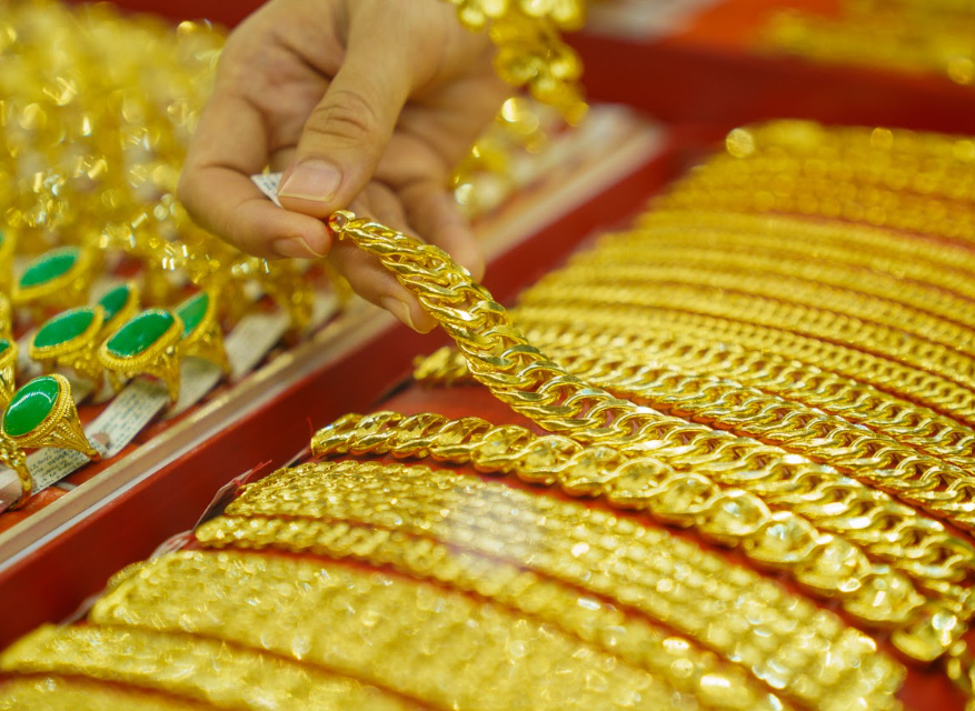 Giá vàng trong nước vừa trải qua nhiều biến động lên, xuống mạnh với hiệu ứng “ngày vía Thần tài”.