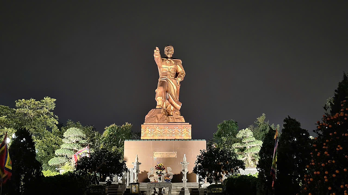 Tượng Đức Vương Ngô Quyền.