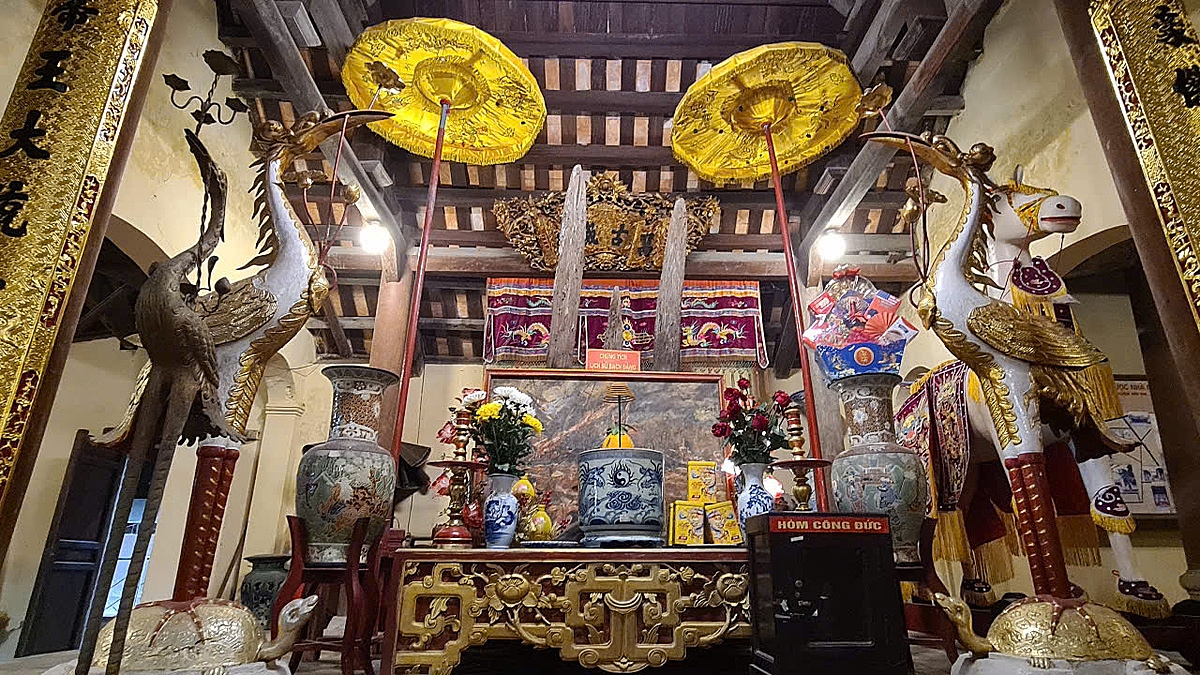 3 cây cọc gỗ từng được cắm trên sông Bạch Đằng giang vẫn còn trong đền thờ Đức Vương Ngô Quyền.