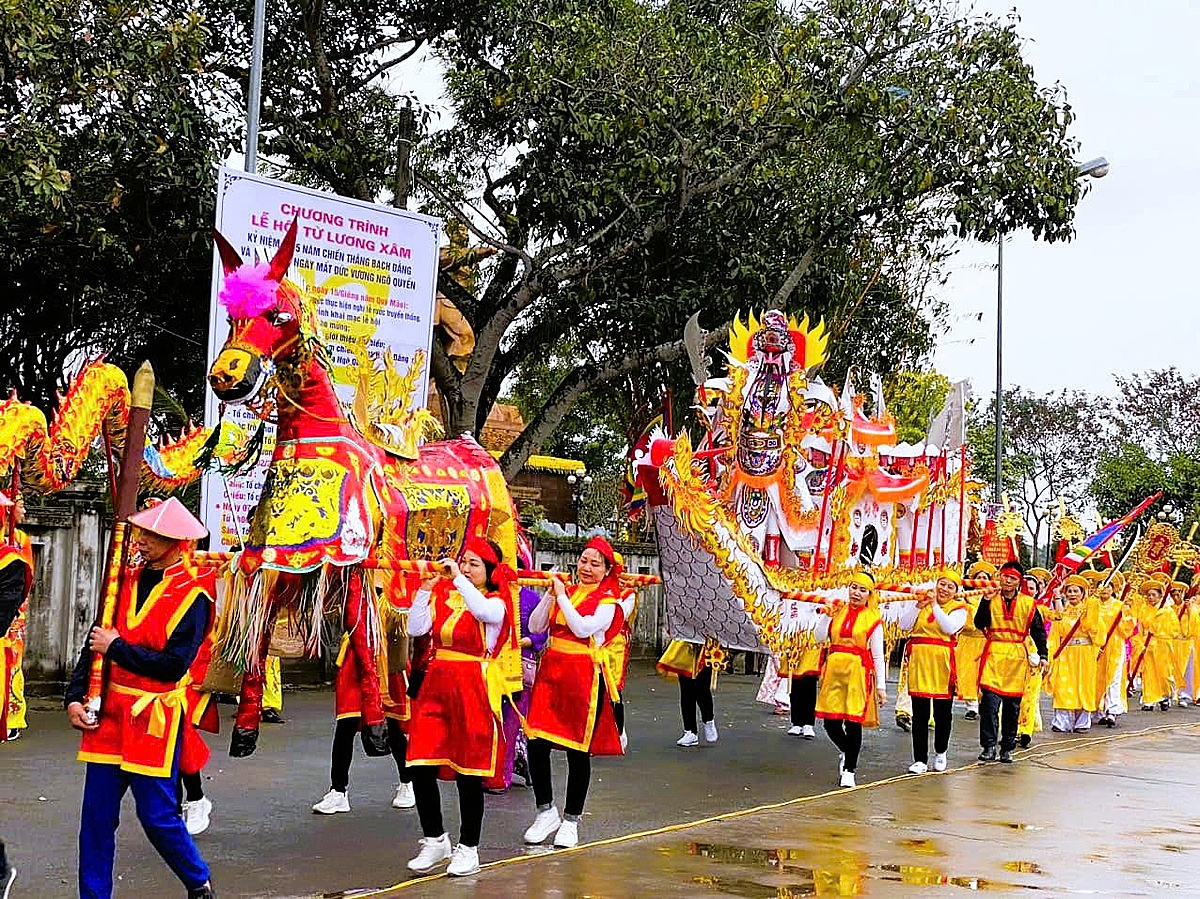 Một trong những đoàn dâng lễ hàng năm đến đền thờ Đức Vương Ngô Quyền.