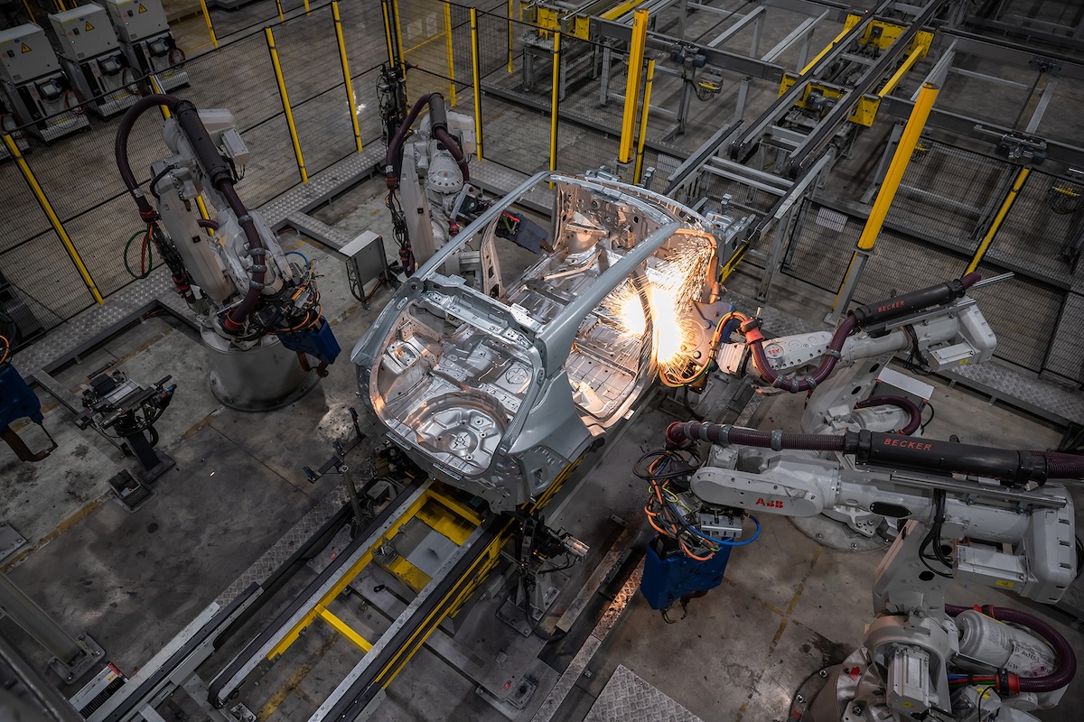 Bên trong nhà máy sản xuất ô tô điện Vinfast.