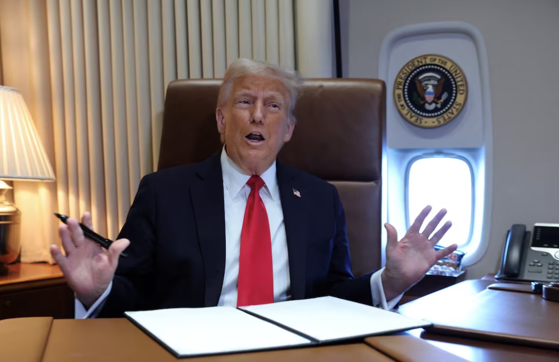 Tổng thống Donald Trump trên Không lực Một, ngày 9 tháng 2 năm 2025. Ảnh Reuters.