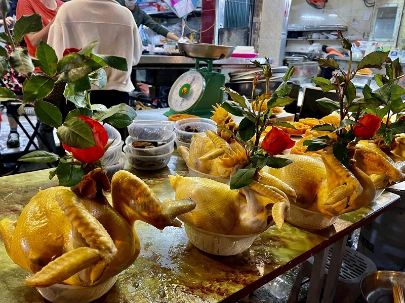 Gà và đồ lễ cúng rằm khá phong phú tại các chợ dân sinh.