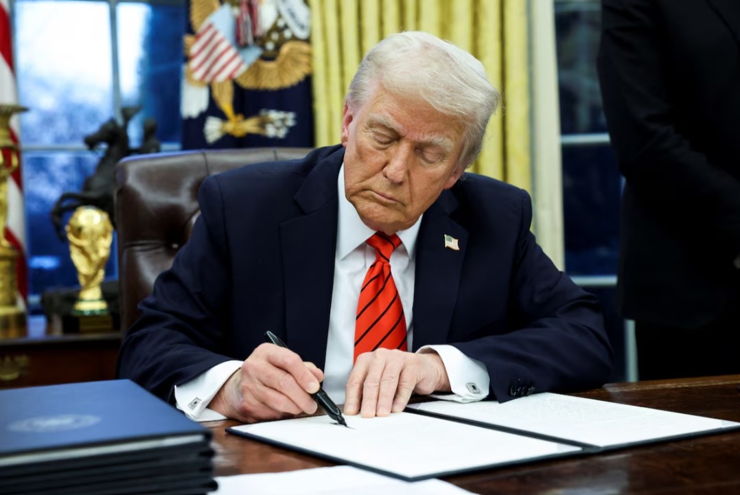 Tổng thống Donald Trump ký lệnh tại Nhà Trắng.