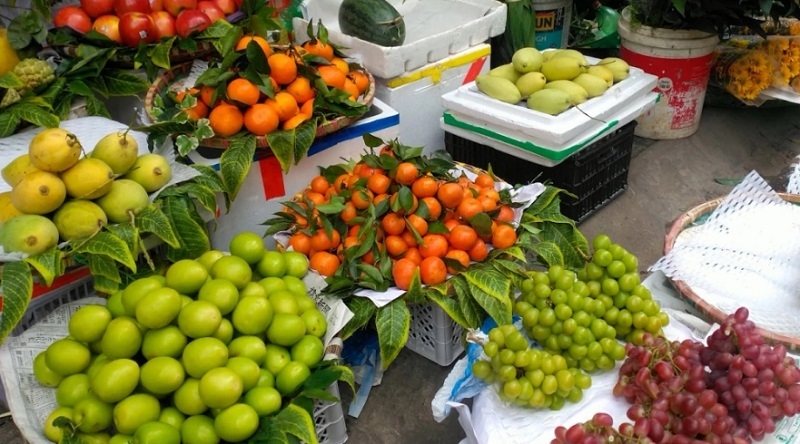 Trái cây tươi phục vụ cúng lễ ngày rằm có giá cả tương đối hợp lý.