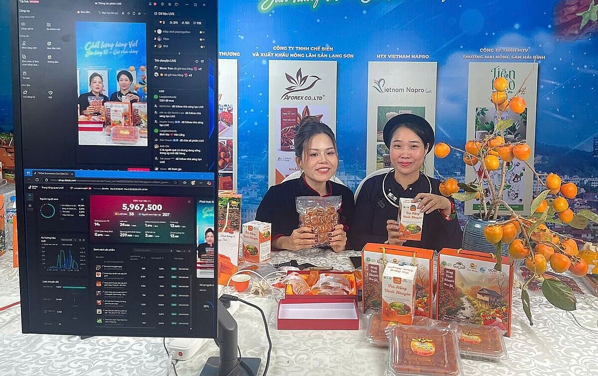 Đầu tư cho đội ngũ nhân sự giúp HTX cạnh tranh trên thị trường bán hàng online.