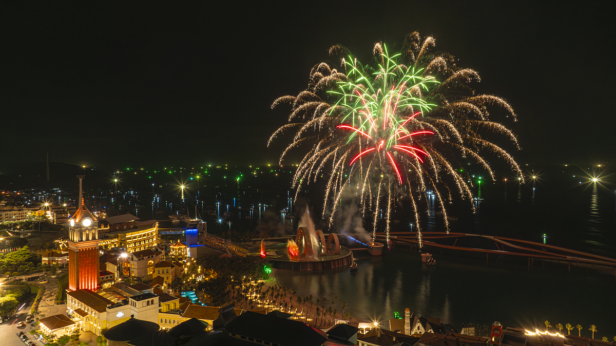 Thị trấn Hoàng Hôn, Phú Quốc chiêu đãi du khách 2 màn trình diễn pháo hoa trong một đêm.