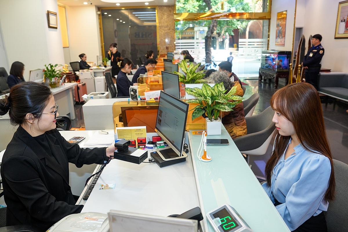 Khách hàng có thể tới các quầy giao dịch SHB trên toàn quốc để được hỗ trợ.