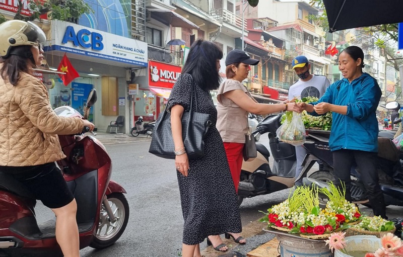 Chị Nguyễn Thị Hồng bên gánh hoa bưởi của gia đình.