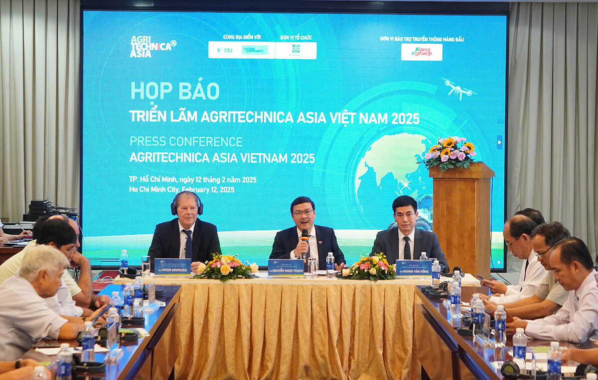 Ông Nguyễn Ngọc Thạch &lpar;giữa&rpar; – Tổng biên tập Báo Nông nghiệp Việt Nam cung cấp thông tin triển lãm Agritechnica Asia Việt Nam 2025.