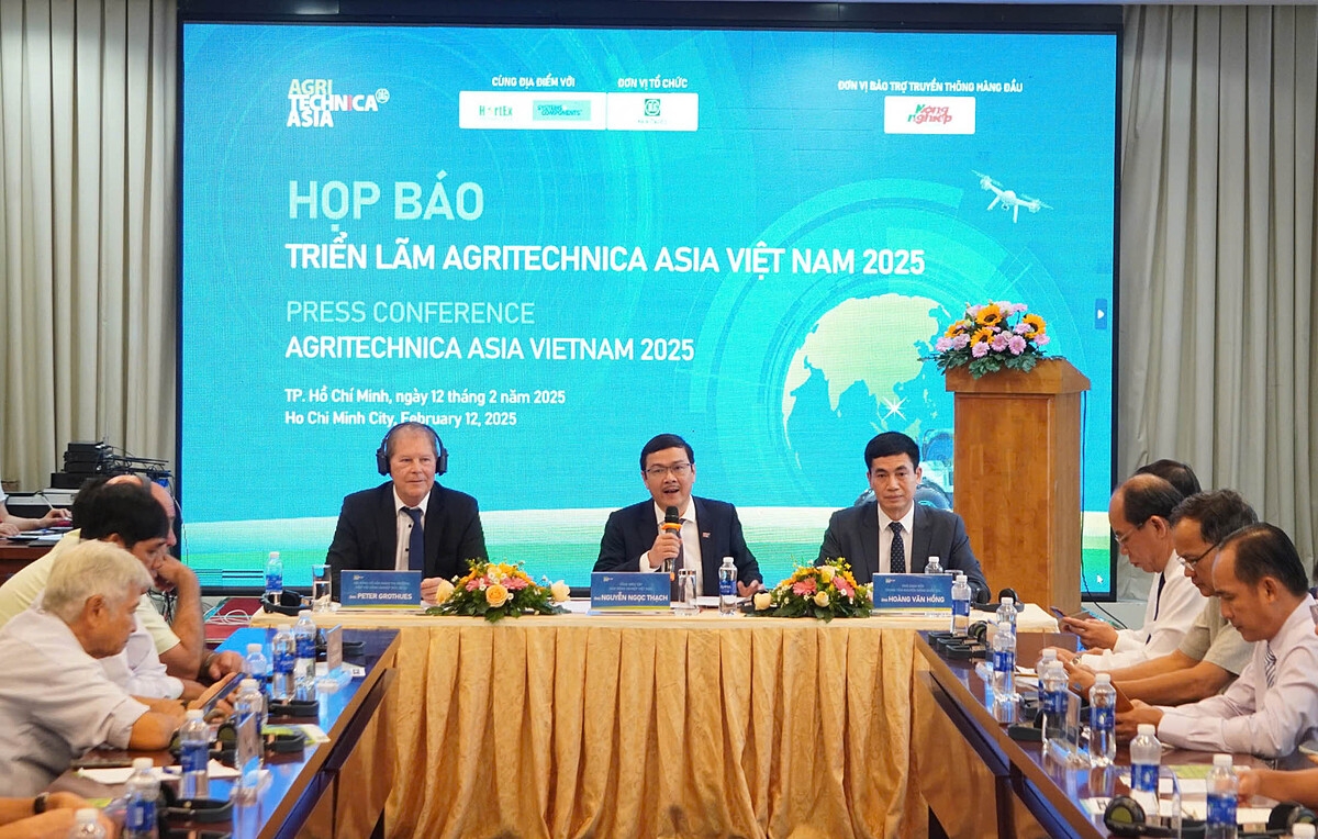 Ông Nguyễn Ngọc Thạch &lpar;giữa&rpar; – Tổng biên tập Báo Nông nghiệp Việt Nam cung cấp thông tin triển lãm Agritechnica Asia Việt Nam 2025.