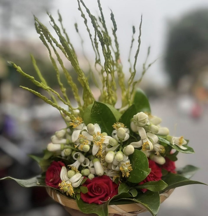 Một đĩa hoa lễ chị Hồng làm theo đặt hàng của khách.