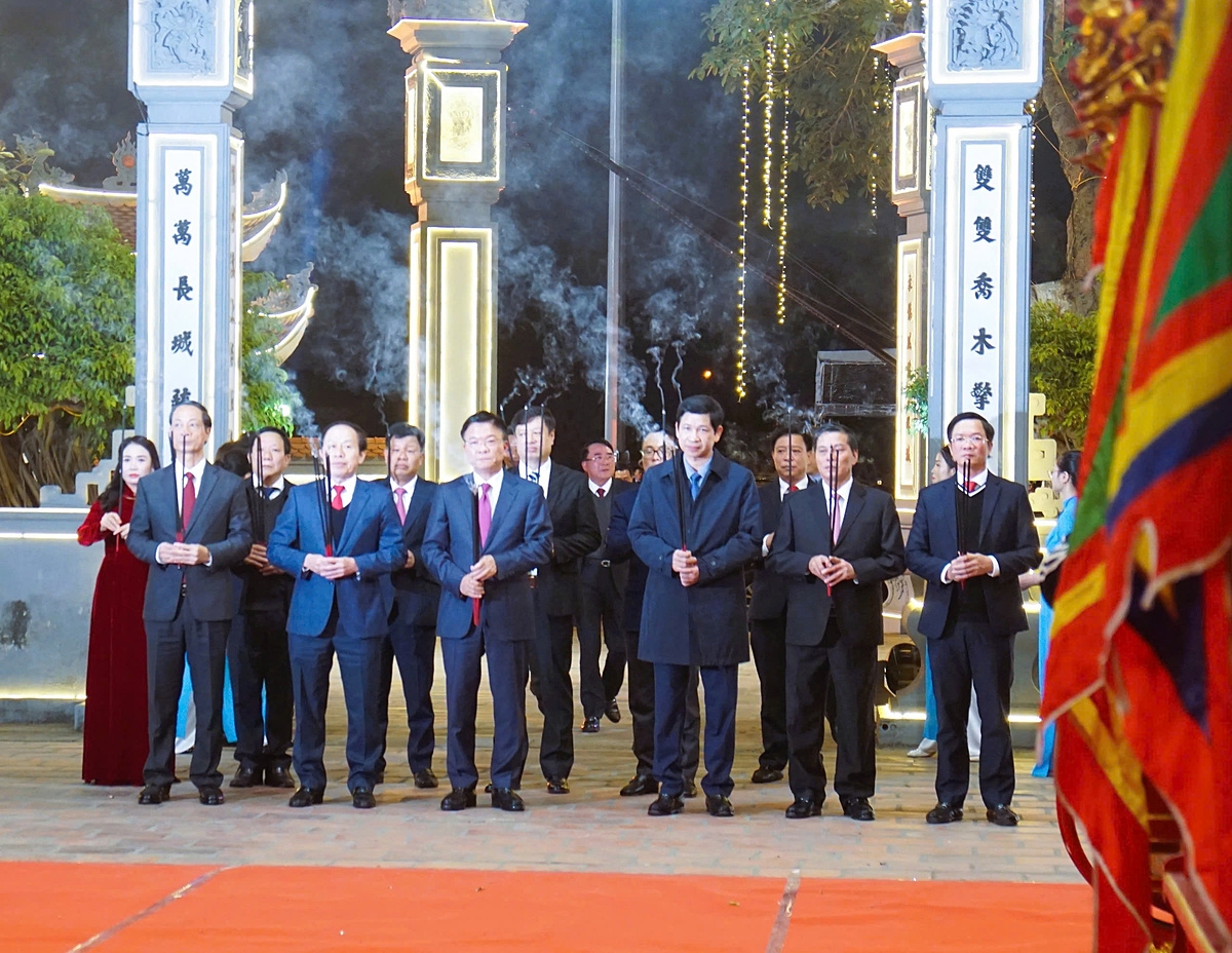 Đoàn đại biểu Trung ương và lãnh đạo thành phố, quận Hải An dâng hương trước giờ khai mạc lễ hội Từ Lương Xâm.