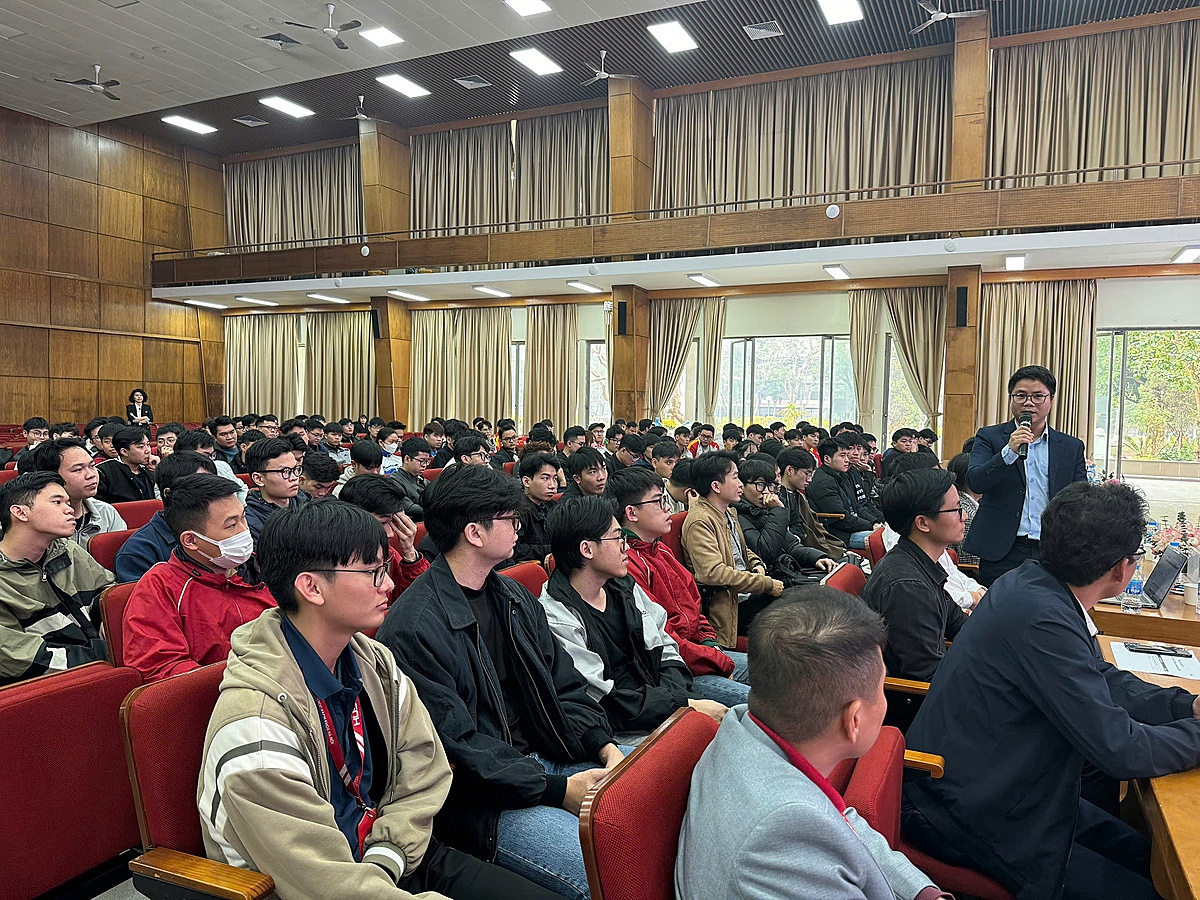 Ông Nguyễn Minh Tú, Giám đốc Công ty TNHH Công nghệ Chế tạo máy Việt Nam, đối tác của MISUMI trong Cuộc thi Thiết kế Máy tự động hóa trả lời các câu hỏi của thí sinh về yêu cầu của đề bài.