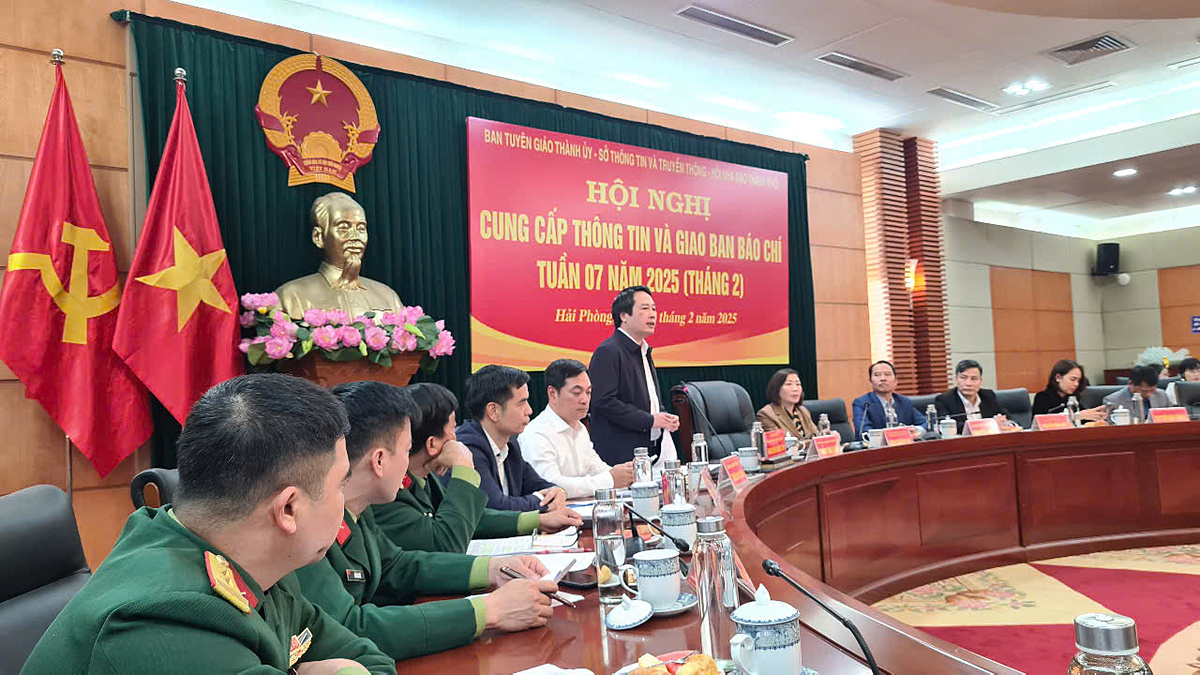 Ông Nguyễn Ngọc Tú, Giám đốc Sở KH & ĐT Hải Phòng báo cáo tại hội nghị giao ban báo chí tuần 7 năm 2025.