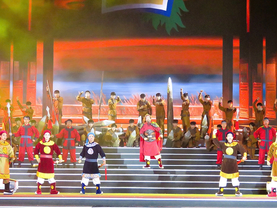 Điểm nhấn trong chương trình khai hội Từ Lương Xâm là chương trình nghệ thuật sử thi đặc biệt Hào khí Bạch Đằng Dấu thiêng Từ Lương Xâm, tái hiện trận thắng trên sông Bạch Đằng năm 928 của Ngô Quyền.