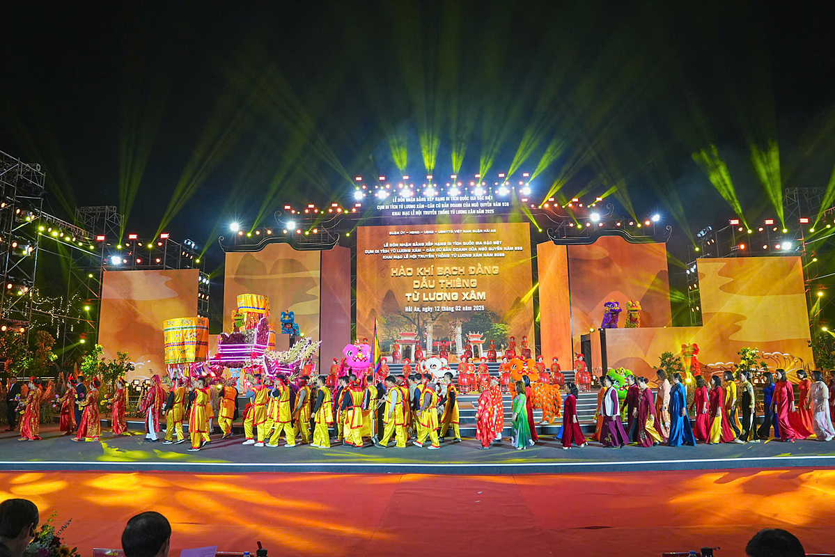 Một trong những nét văn hóa độc đáo của lễ hội Từ Lương Xâm là màn rước tế của các phường trên địa bàn quận.