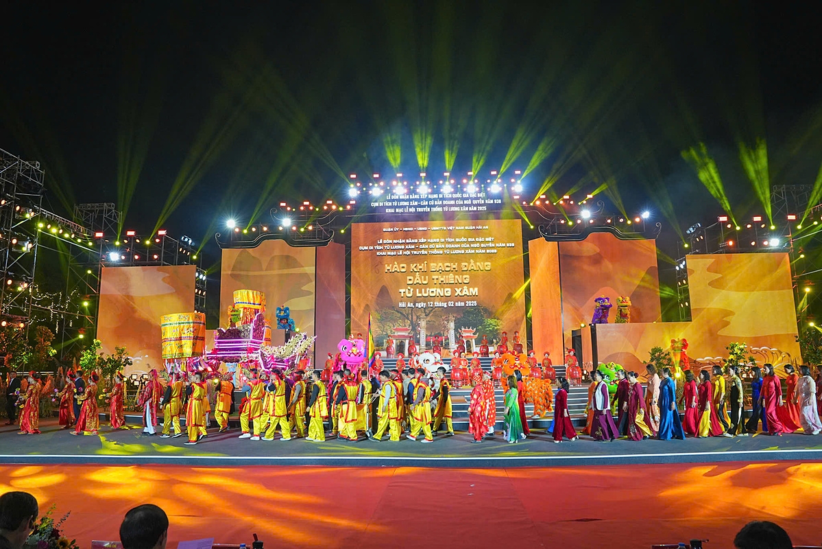 Một trong những nét văn hóa độc đáo của lễ hội Từ Lương Xâm là màn rước tế của các phường trên địa bàn quận.