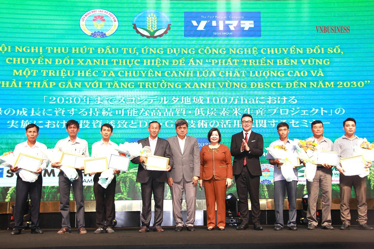 Trao giải thưởng HTX tiên phong ứng dụng phần mềm chuyển đổi số.