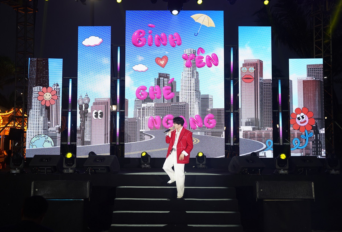 Đêm nhạc “Điểm đến mới Vincom Đông Hà – Lễ hội tình yêu” với sự góp mặt của nhiều nghệ sĩ nổi tiếng.