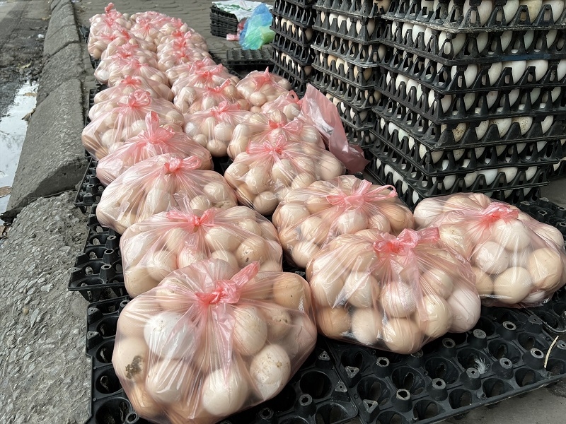 Trứng gà ta giá rẻ bày bán nhiều tại tuyến phố Hà Nội, giá chỉ từ 65.000 đồng/30 quả.