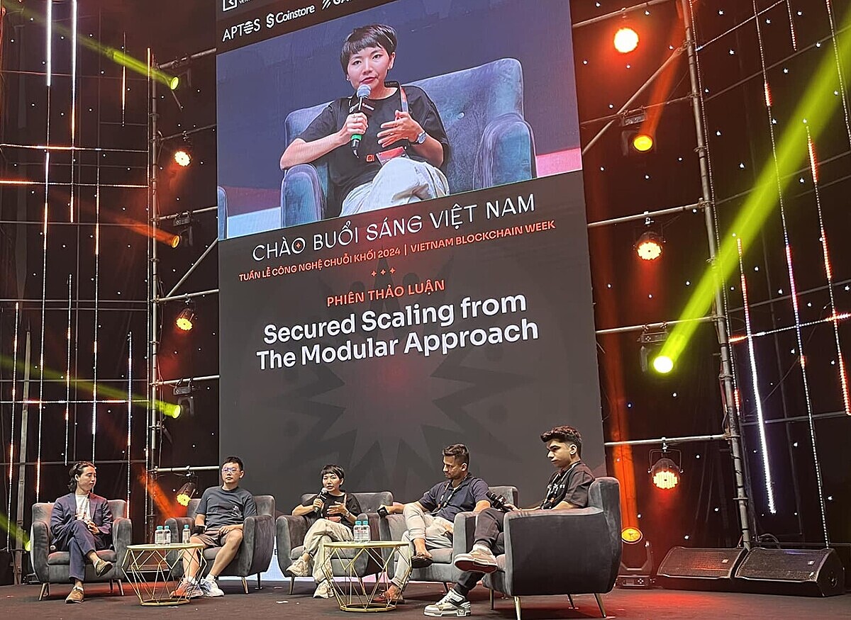 Bà Trần Kiều Diễm - CEO của Orochi Network đang chia sẻ với các đại diện từ Mina Foundation, Quỹ SNZ Capital và các tập đoàn công nghệ trong khuôn khổ sự kiện Tuần lễ Công nghệ Chuỗi khối 2024 Việt Nam.