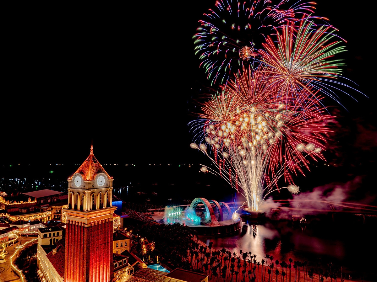 Những màn pháo hoa sáng rực bầu trời đêm tại Thị trấn Hoàng Hôn.