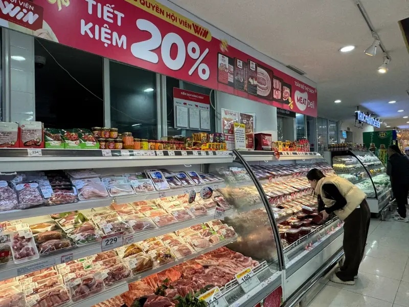 Giá thịt lợn tăng cao, người mua tại các siêu thị và chợ dân sinh thưa vắng người mua.