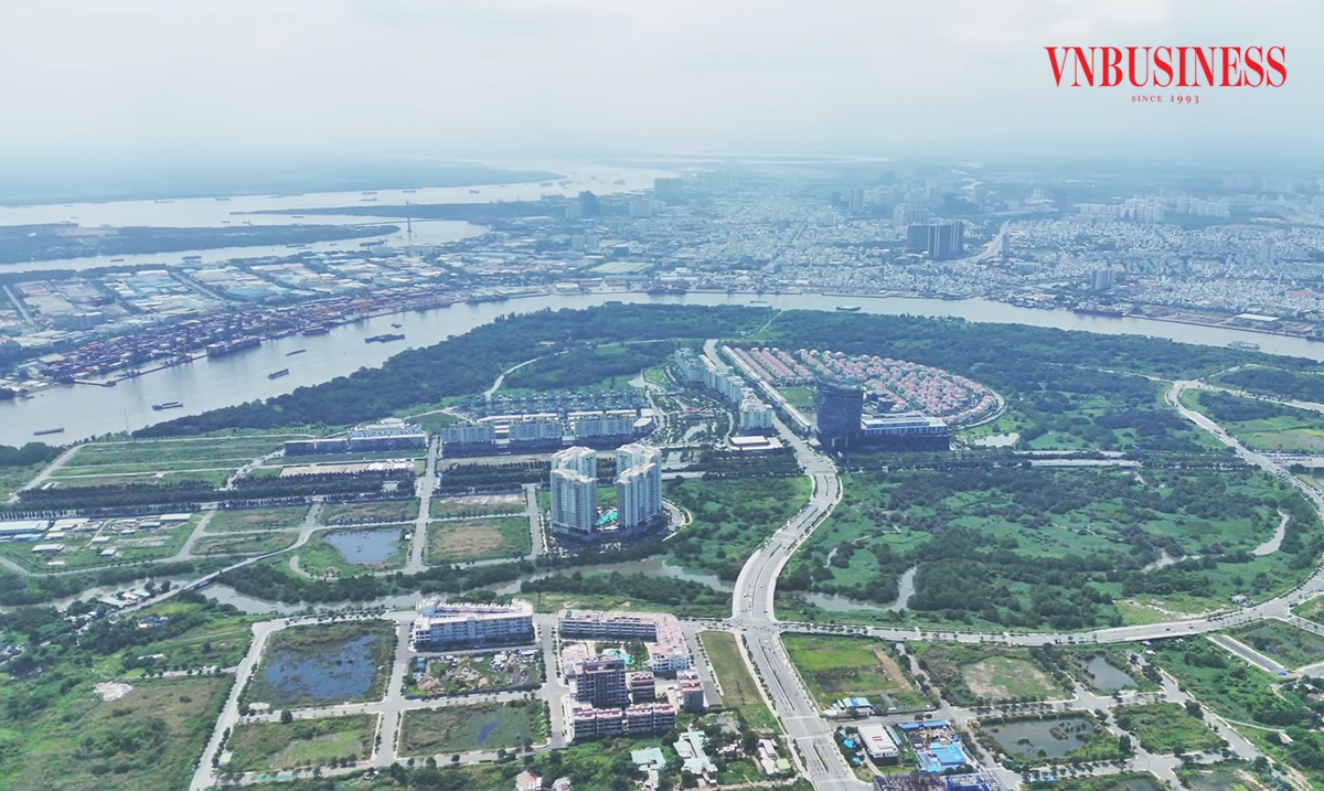 Các đại gia địa ốc đang đổ cả núi tiền vào cuộc đua gom quỹ đất, trong bối cảnh chi phí giá đất tăng mạnh.