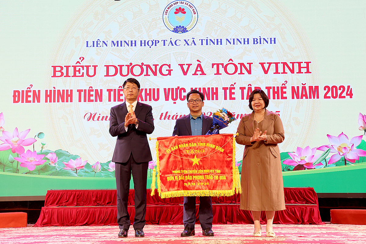 Đơn vị dẫn đầu khu vực kinh tế tập thể tỉnh được tặng cờ thi đua.