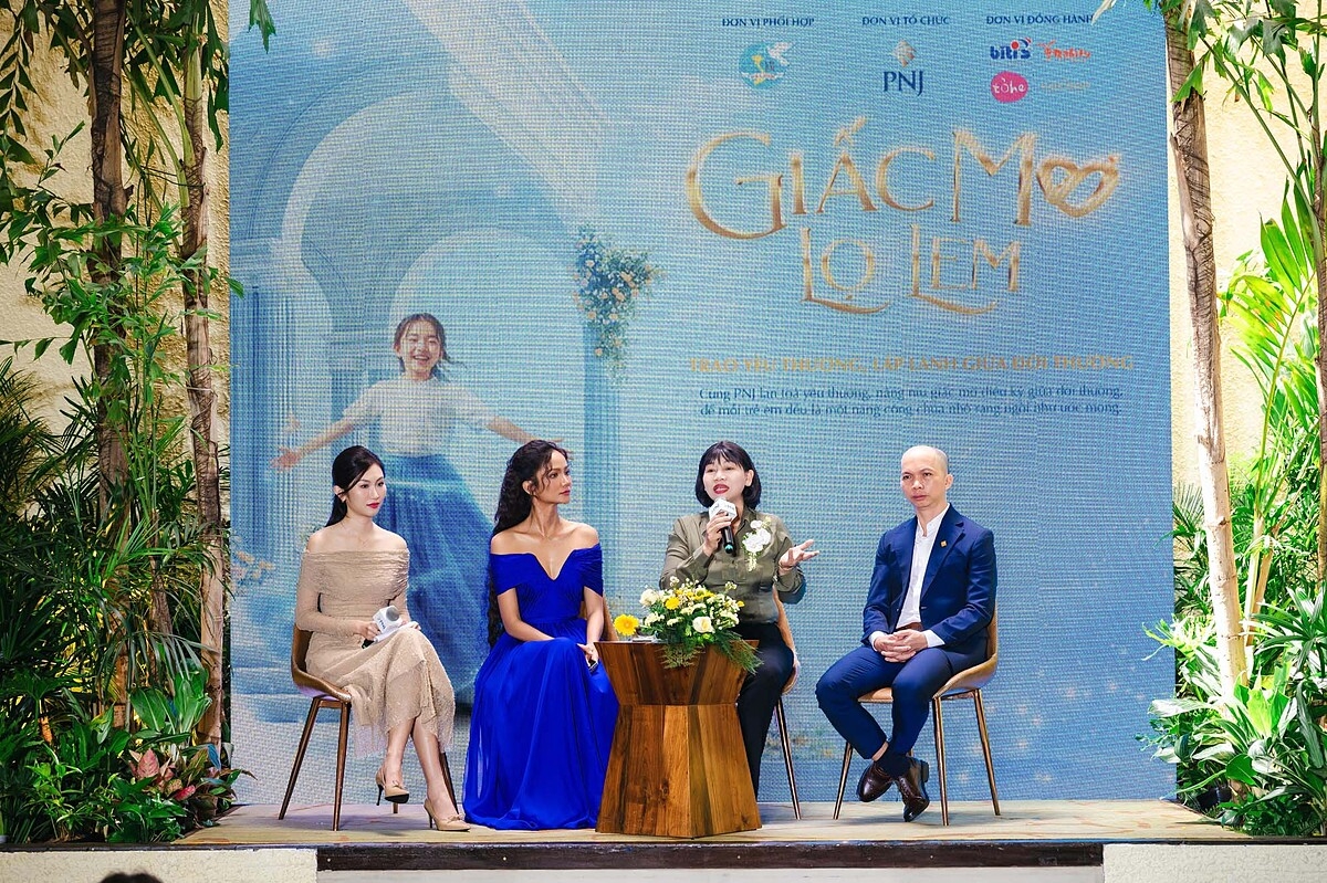 Bà Trần Thị Phương Hoa &lpar;thứ 2, bên phải&rpar;, Phó Chủ tịch Hội Liên Hiệp Phụ Nữ TP.HCM cùng ông Nguyễn Khoa Hồng Thành &lpar;bên phải, ngoài cùng&rpar; – Giám đốc cao cấp Marketing kiêm Giám đốc Truyền Thông Đối Ngoại PNJ và hoa hậu HHen Niê tại buổi họp báo công bố dự án CSR “Giấc Mơ Lọ Lem”.