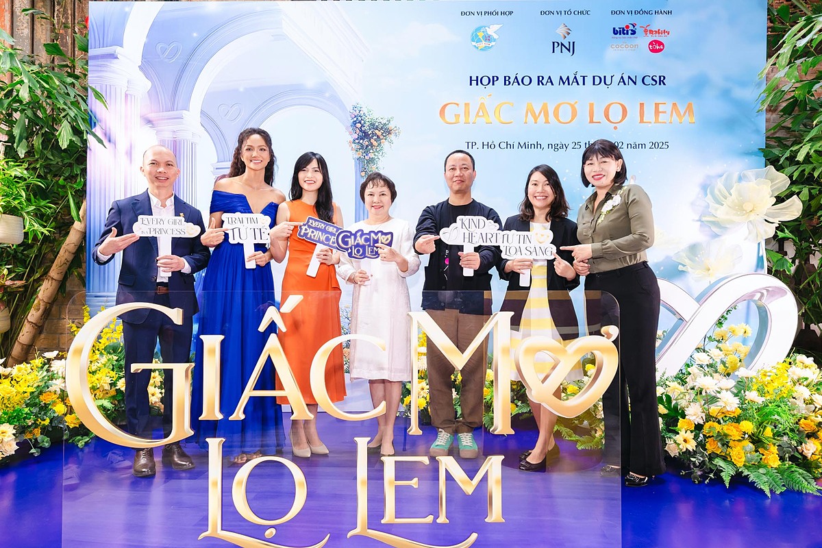 Bà Cao Thị Ngọc Dung &lpar;áo trắng, giữa&rpar;, Chủ tịch Hội đồng quản trị PNJ cùng đại diện Hội Liên Hiệp Phụ Nữ TP.HCM và đại diện các doanh nghiệp… chụp hình lưu niệm tại buổi họp báo công bố dự án CSR “Giấc Mơ Lọ Lem”.