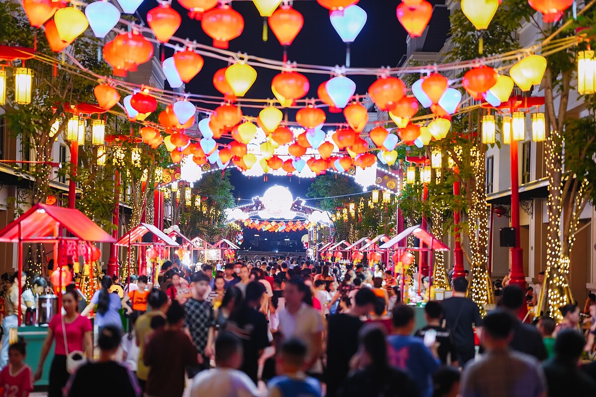 Những khu phố thương mại sôi động suốt 24/7 tạo nên phong cách sống năng động tại Vinhomes Golden Avenue.